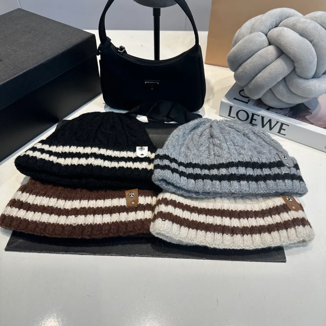 P60 Crow Heart Autumn and Winter Wool Knitted Beanie This must be the favorite of minimalism. It is clean, neat, fashionable and versatile, and will definitely not be picky about your face shape! A fashionable classic that lasts forever! Fashionable black and white can be purchased together!